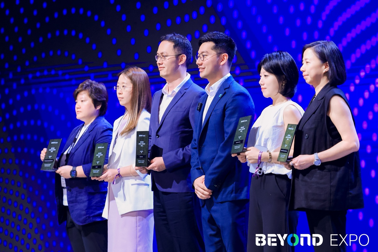 一群人站在麦克风前
AI 生成的内容可能不正确。