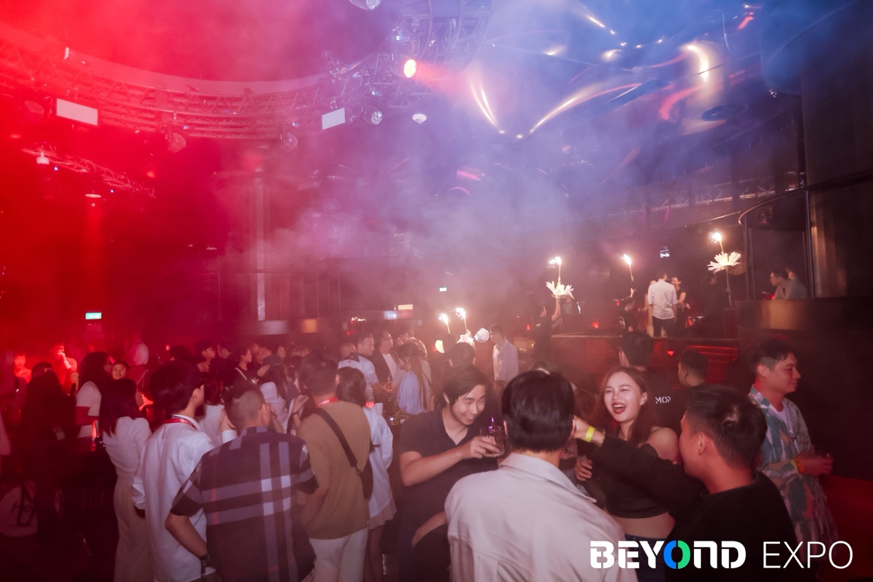 舞台上有一群人
AI 生成的内容可能不正确。